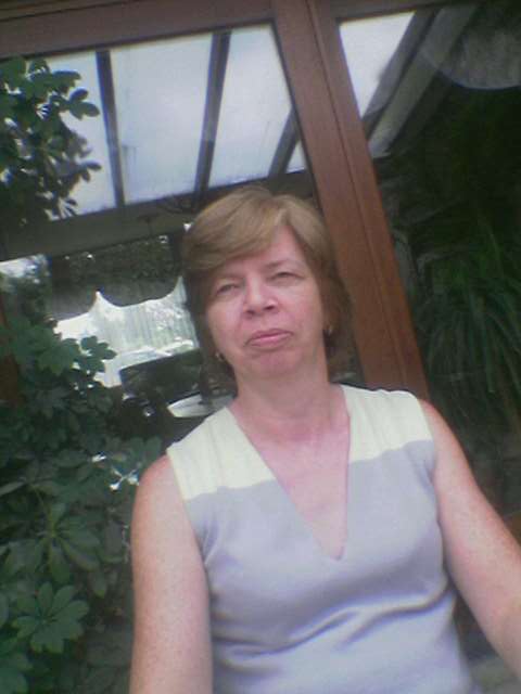 Dit is een foto van mijn tante. Getrokken in de veranda, zittend aan tafel.